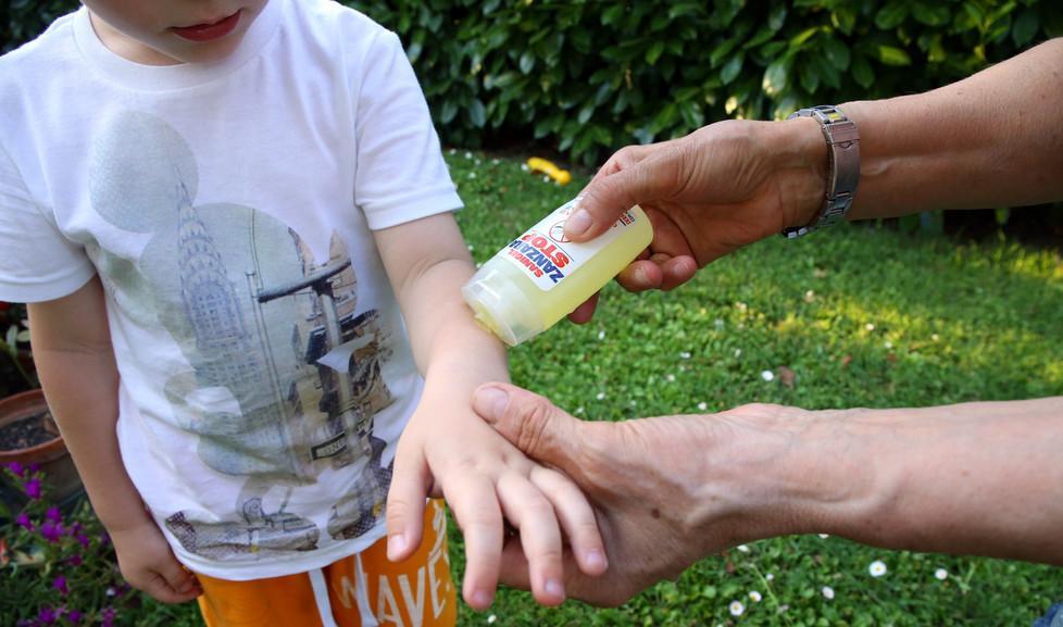 Protezione antizanzare sulle braccia di un bambino