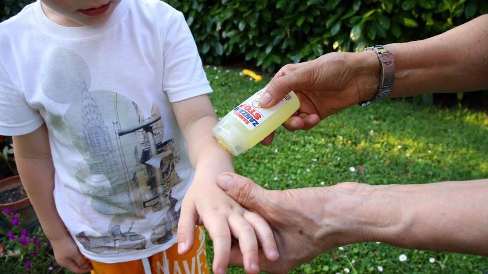 Protezione antizanzare sulle braccia di un bambino