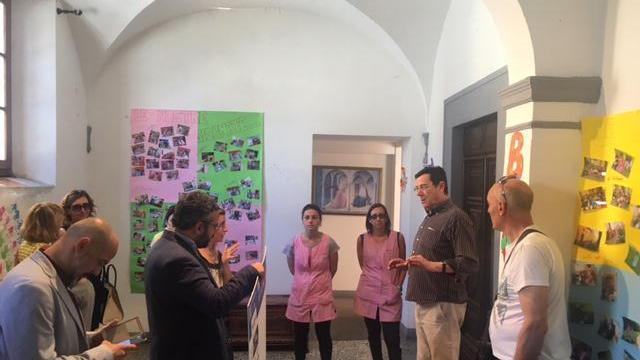 Esponenti del Movimento 5 Stelle con il defibrillatore in una scuola di Castelfranco di Sotto