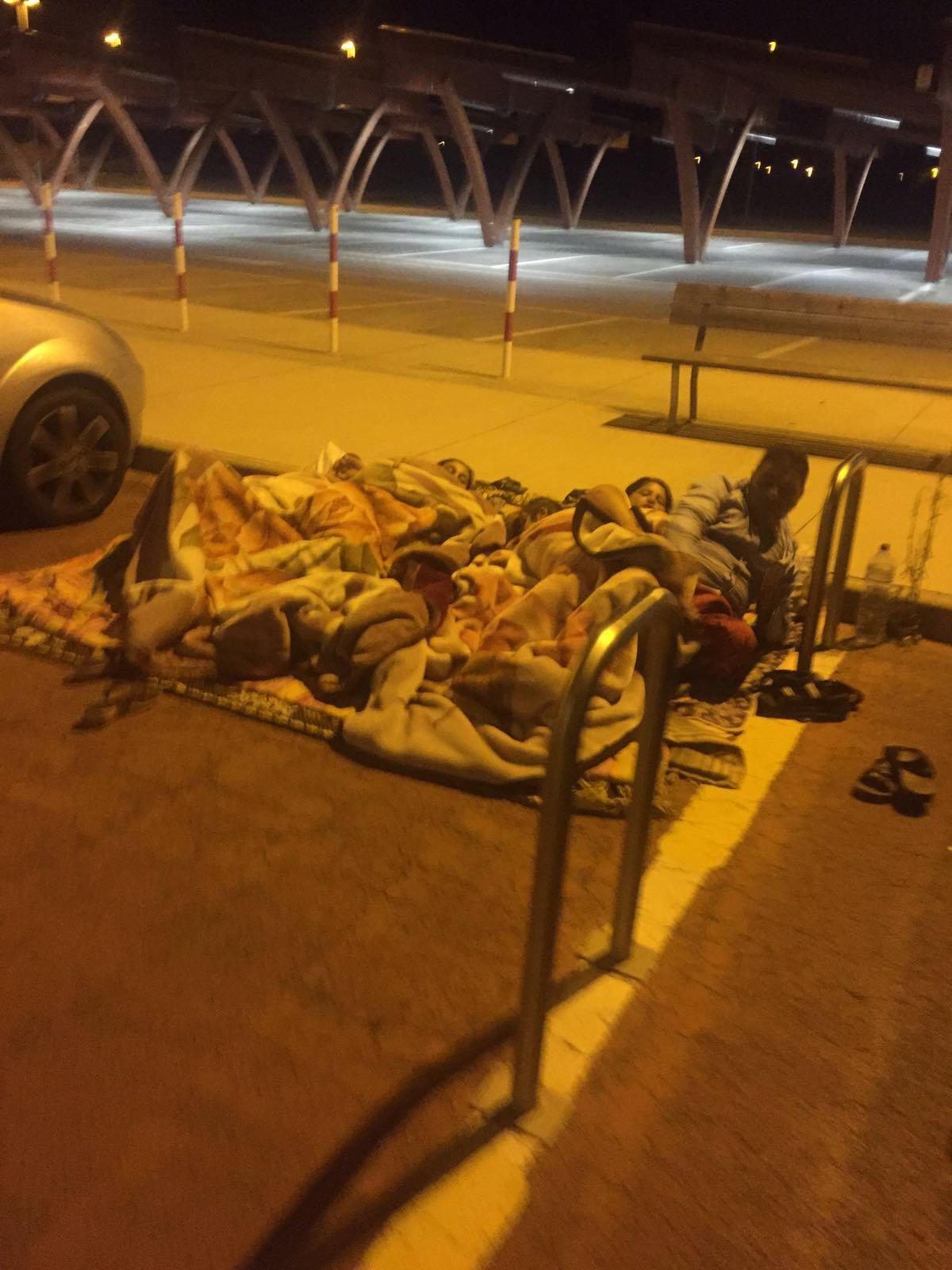 I nomadi accampati nel parcheggio dell'ospedale