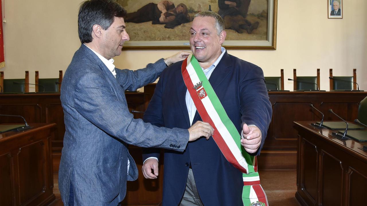 Emilio Bonifazi sistema la fascia tricolore ad Antonfrancesco Vivarelli Colonna (foto Agenzia Bf)
