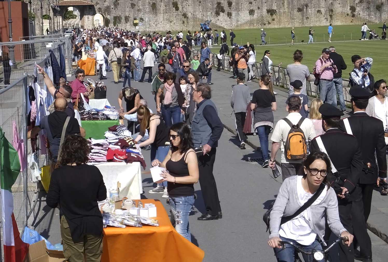 Le bancarelle tornate in piazza Duomo