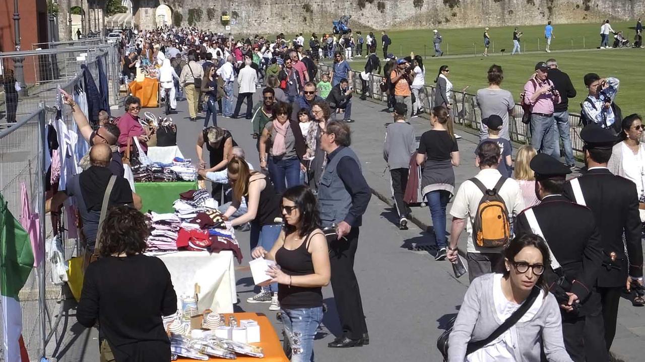 Le bancarelle tornate in piazza Duomo