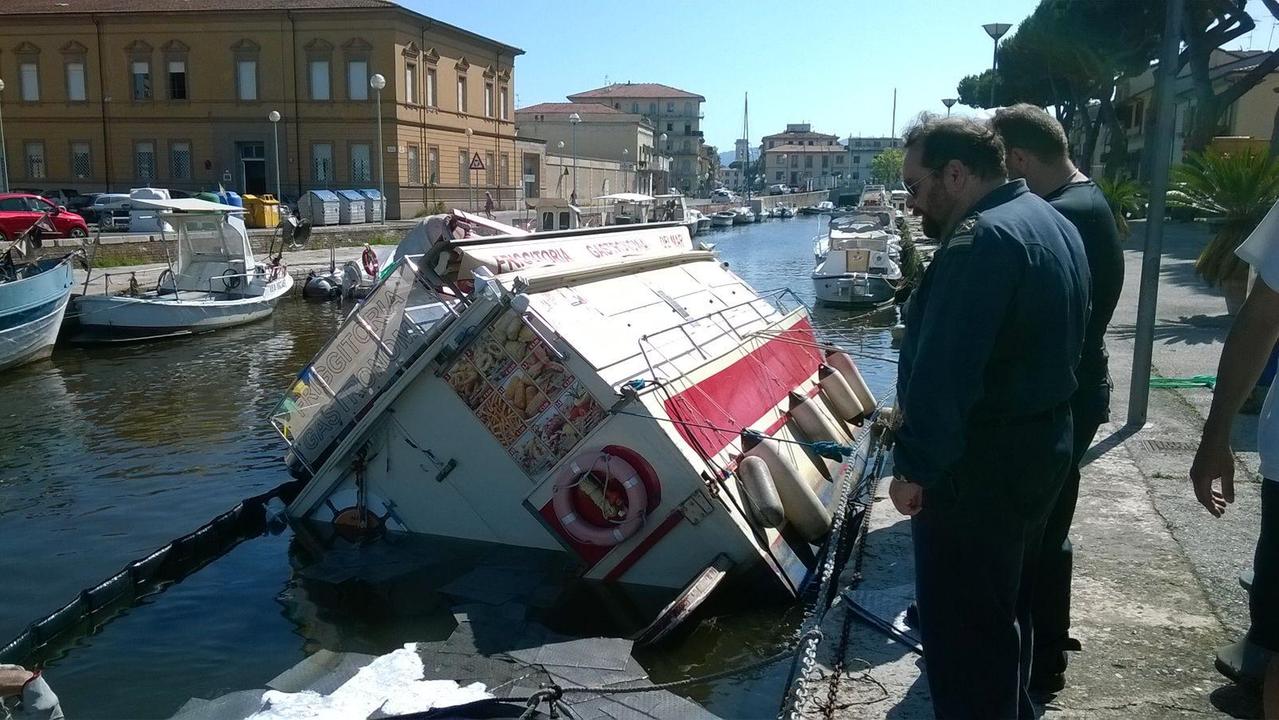 Barchetta del fritto affonda in Darsena