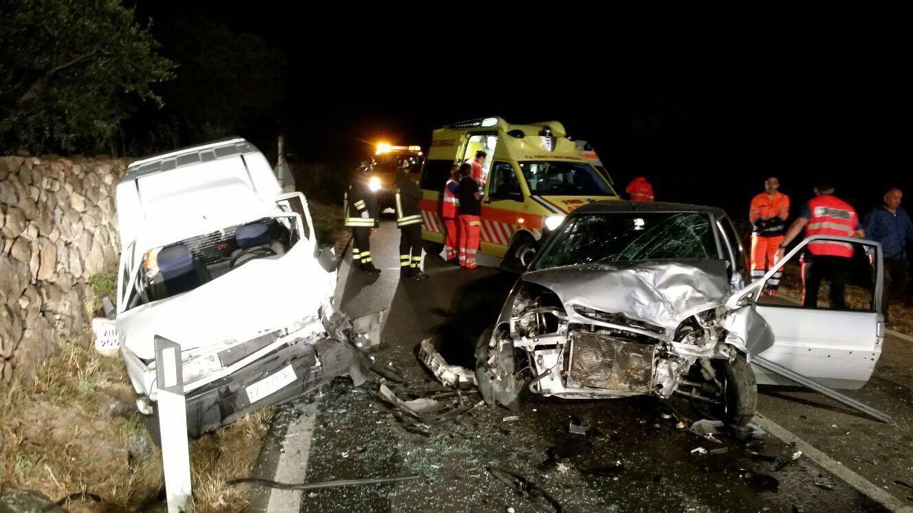 I soccorritori intorno alle due auto subito dopo l'incidente 