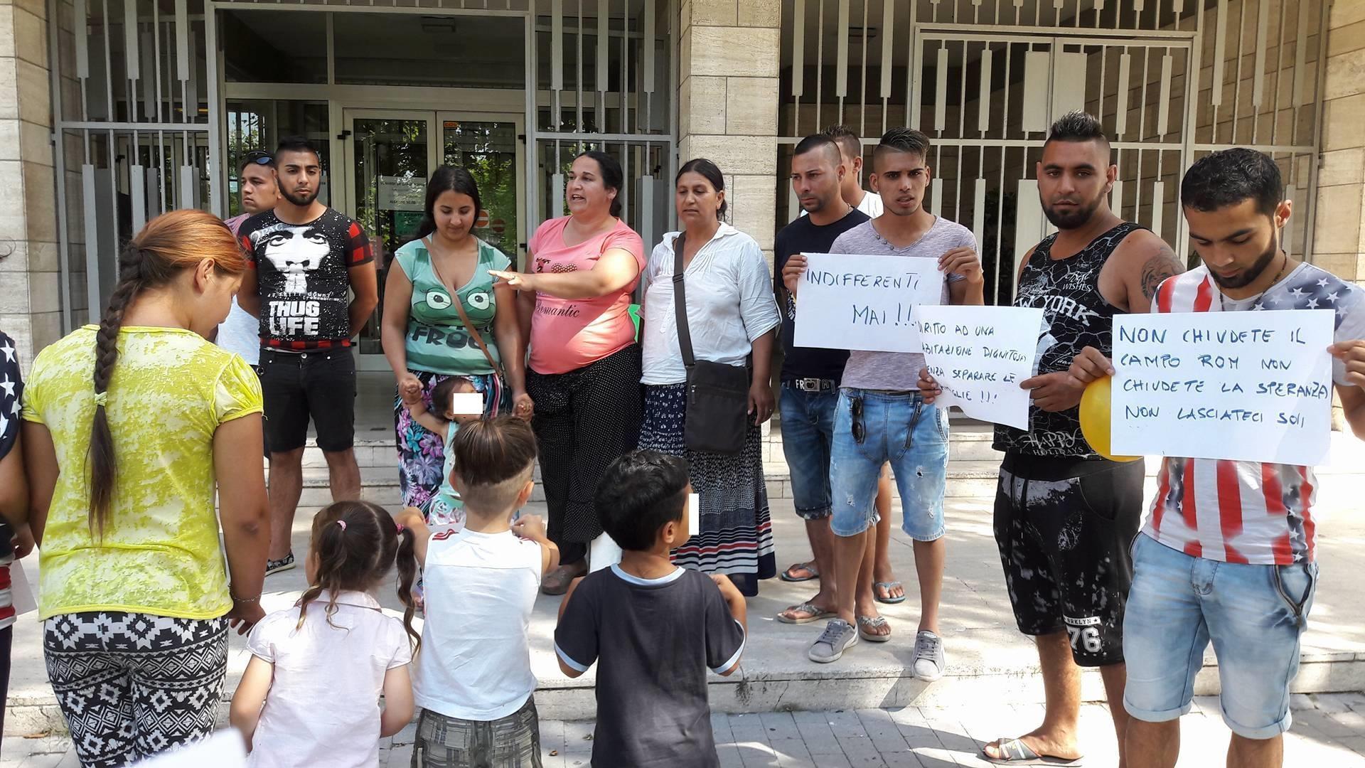 La comunità rom davanti al municipio