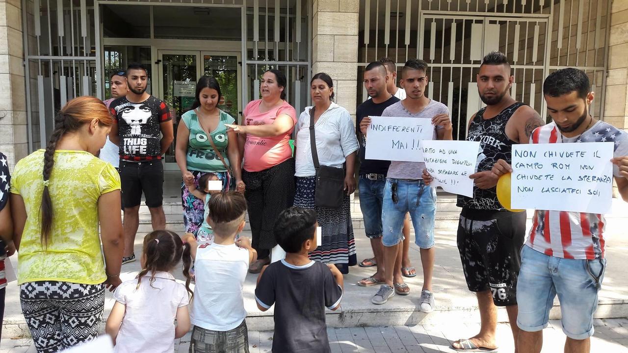La comunità rom davanti al municipio