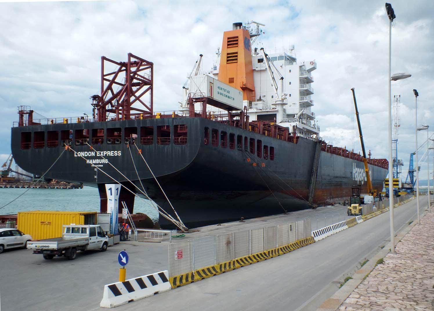 La London Express, la portacontainer in manutenzione ormeggiata al molo Batteria (foto Pabar)