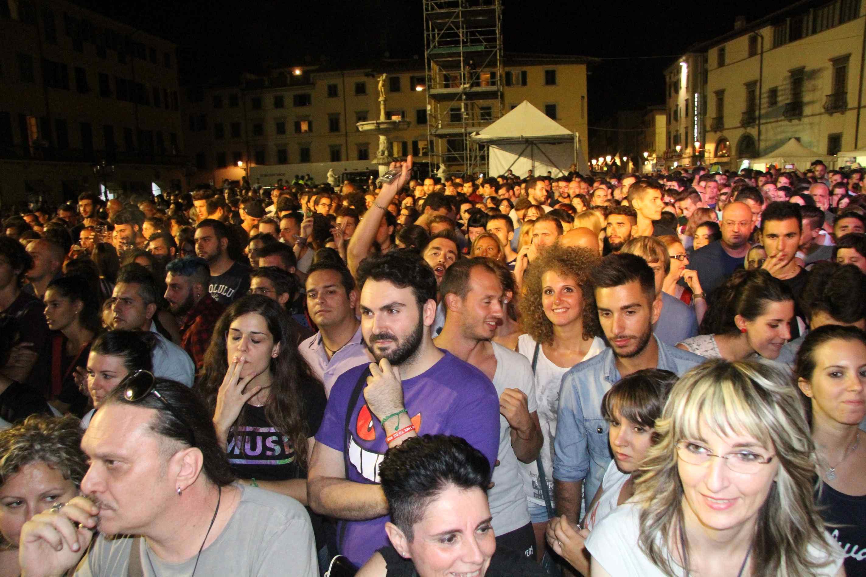 Piazza Duomo piena di gente per un concerto