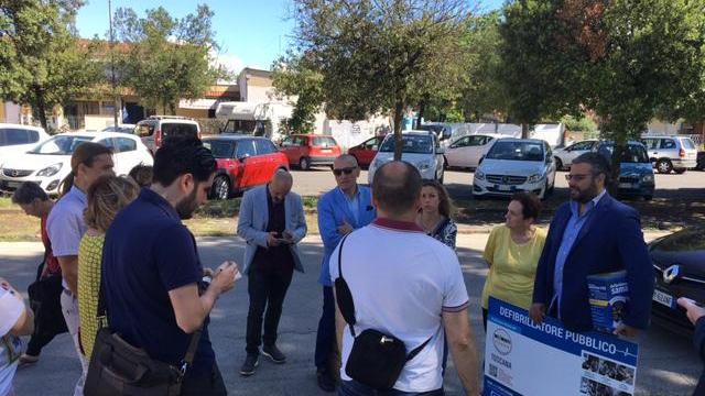 Un momento della donazione in una scuola di Castelfranco di Sotto