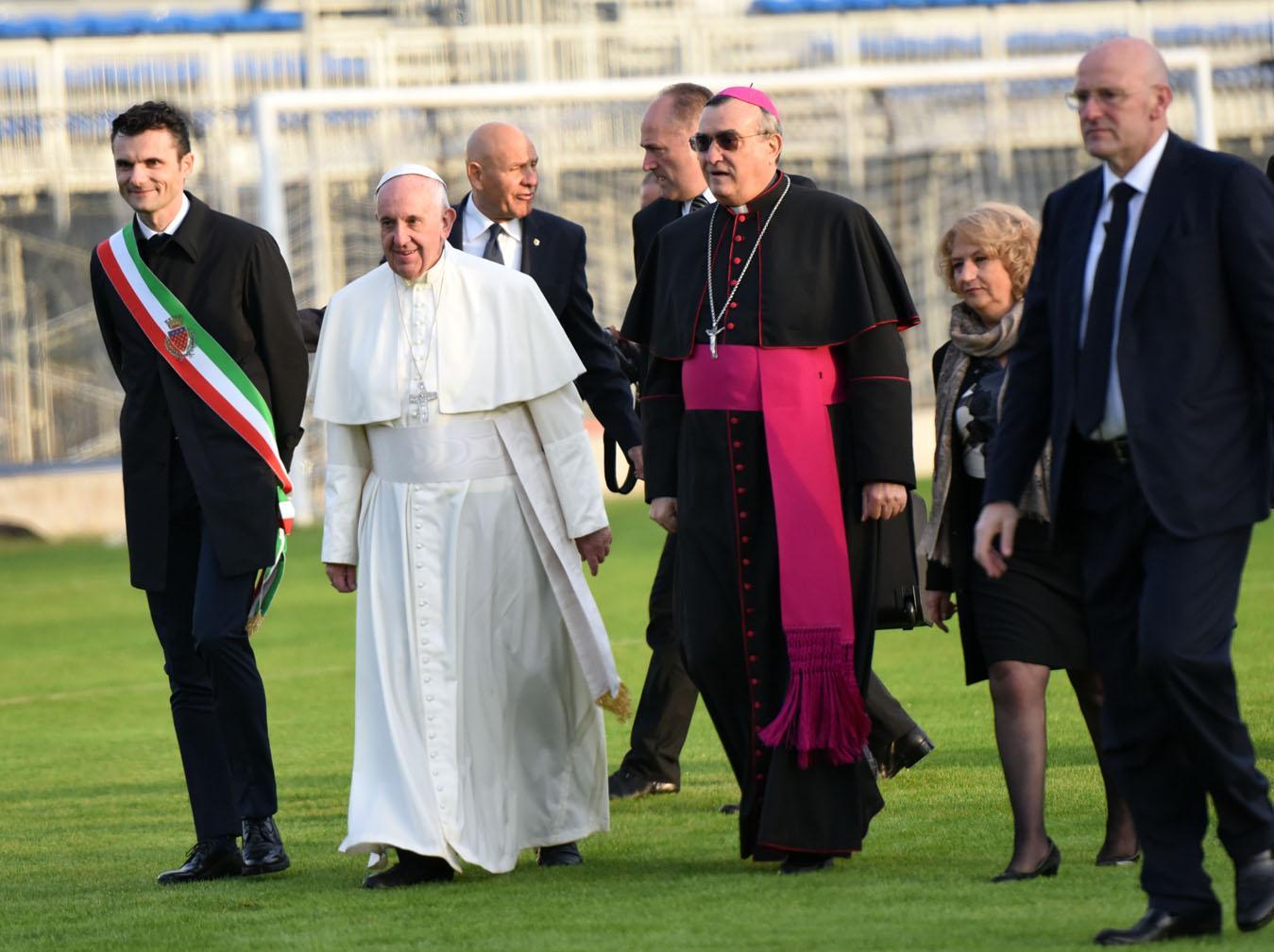 Il sindaco Matteo Biffoni insieme a Papa Francesco e al vescovo Franco Agostinelli