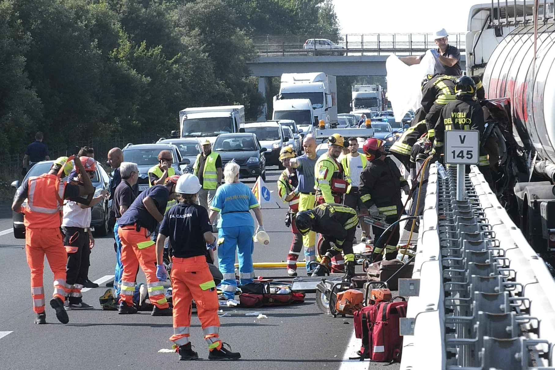 I soccorsi ai gemellini dopo l'incidente sull'A12 (Foto Muzzi)