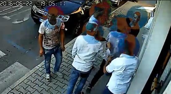 Maxi rissa in pieno centro a Viareggio
