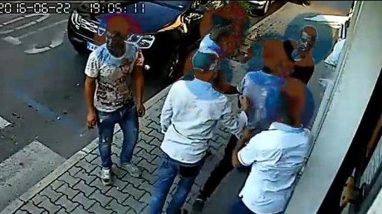Maxi rissa in pieno centro a Viareggio