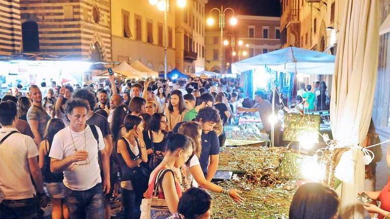 Il mercatino ambulante al festival blues (foto Lorenzo Gori)