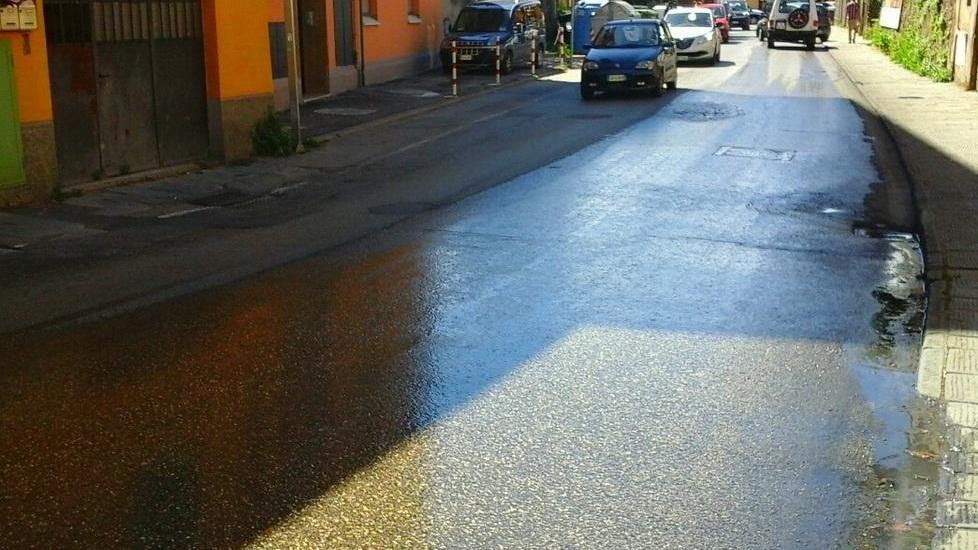 Da tre giorni l’acqua finisce in strada