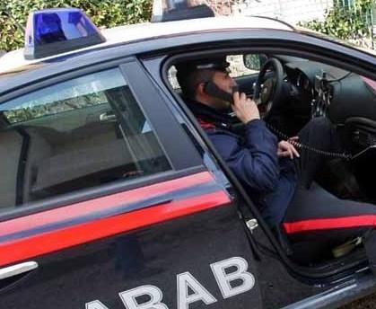 La ladra l’abbraccia e le ruba la collana d’oro 