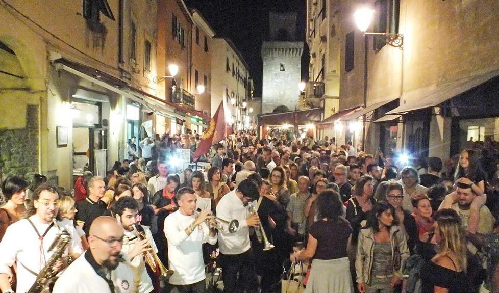 Solstizio, mille biglietti venduti e assalto al centro storico 