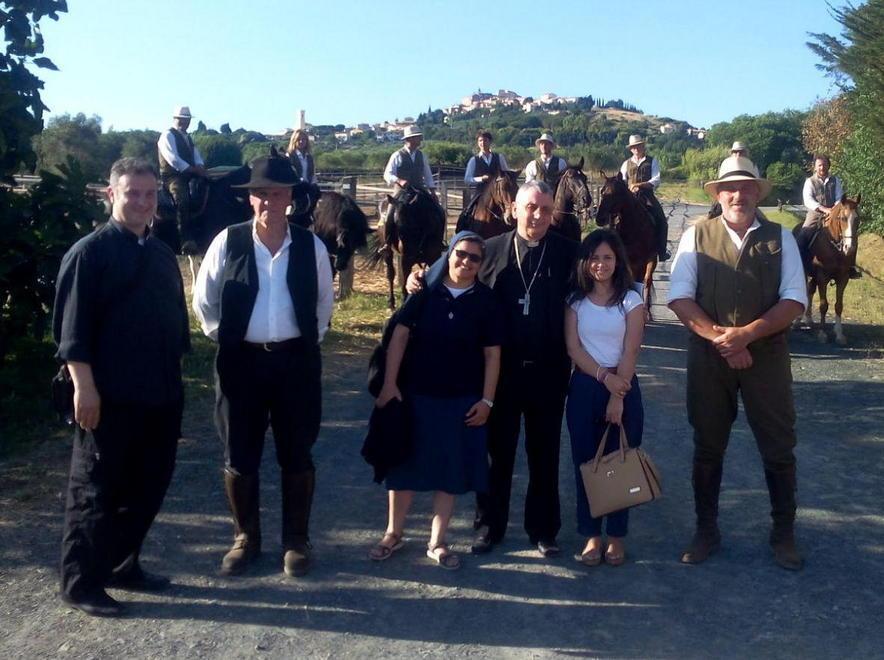 Pellegrinaggio a cavallo per aiutare i bisognosi 