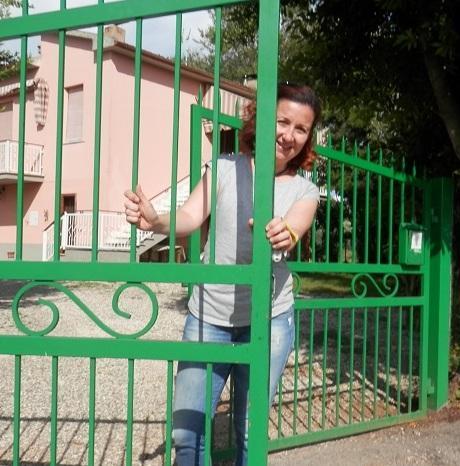 Una scuola d’inglese per bambini sotto alberi da frutto 