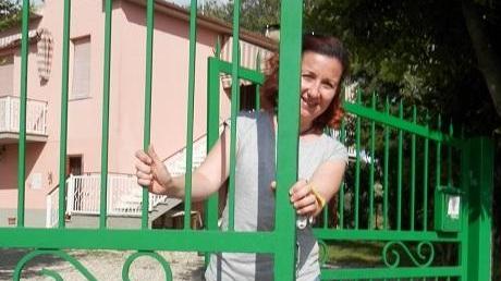 Una scuola d’inglese per bambini sotto alberi da frutto