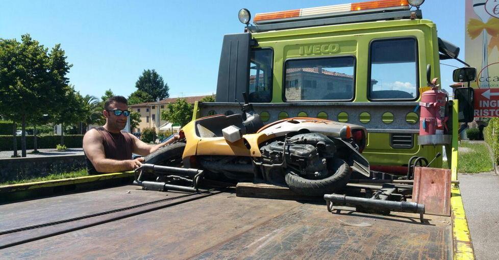 Portato in elicottero a Pisa dopo lo scontro con un’auto