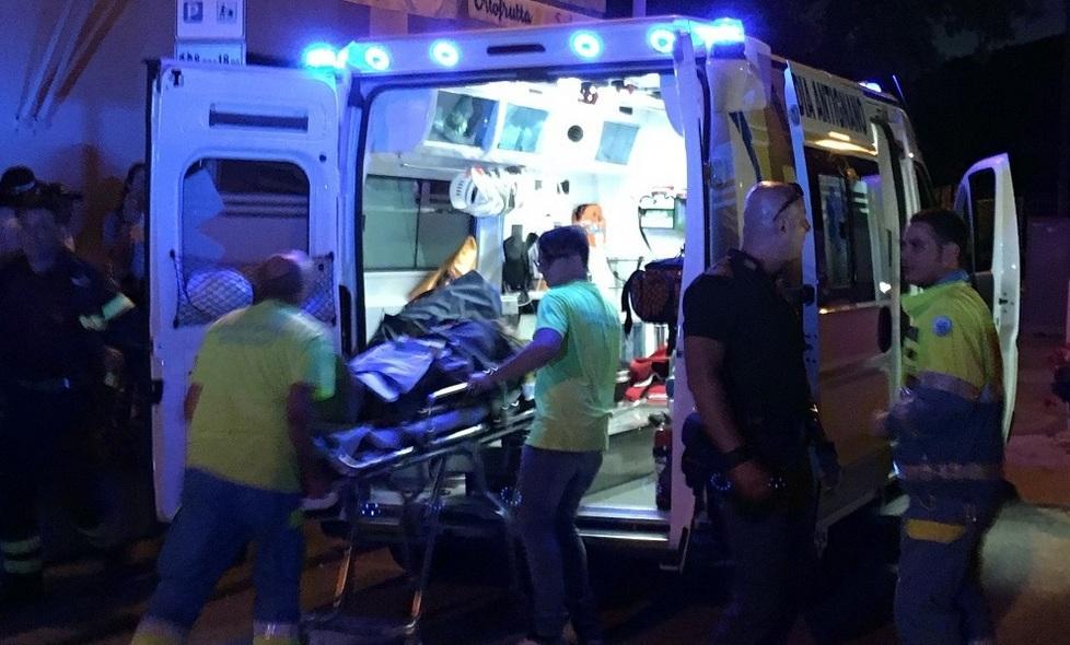 Barcolla lungo i binari, salvato in extremis dai passanti