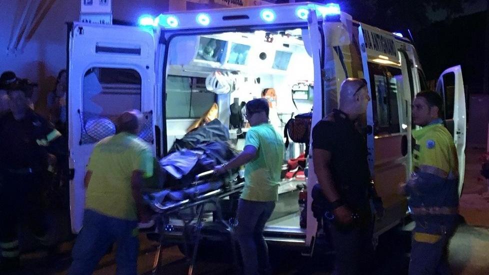Barcolla lungo i binari, salvato in extremis dai passanti
