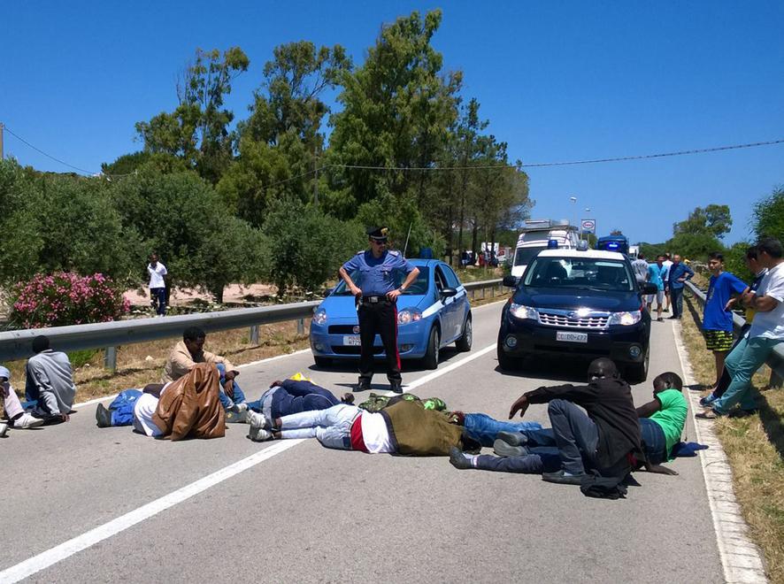 Blocco stradale, già espulsi nove migranti 