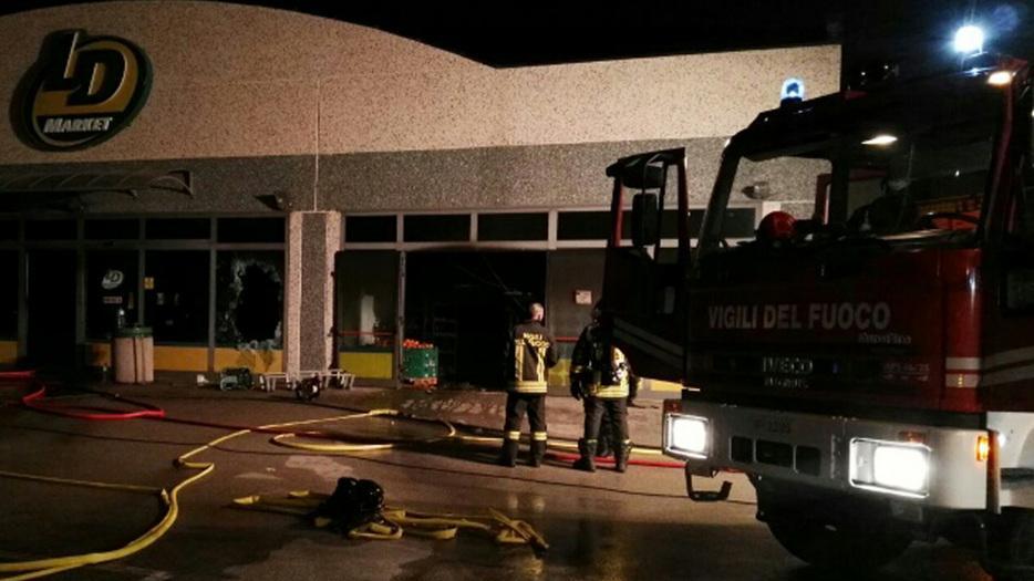 Sfida agli attentatori: 2 mesi dopo il rogo riapre il market Md