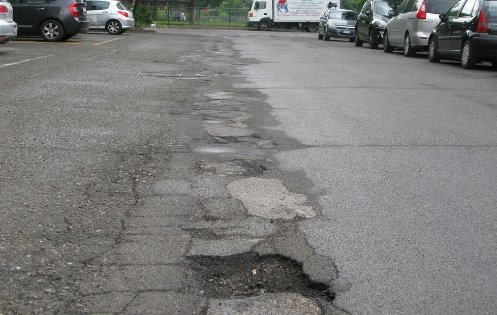 «Strada groviera, riasfaltatela» 