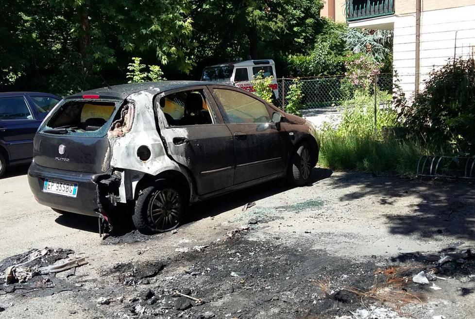 Due auto bruciate in via Armellini