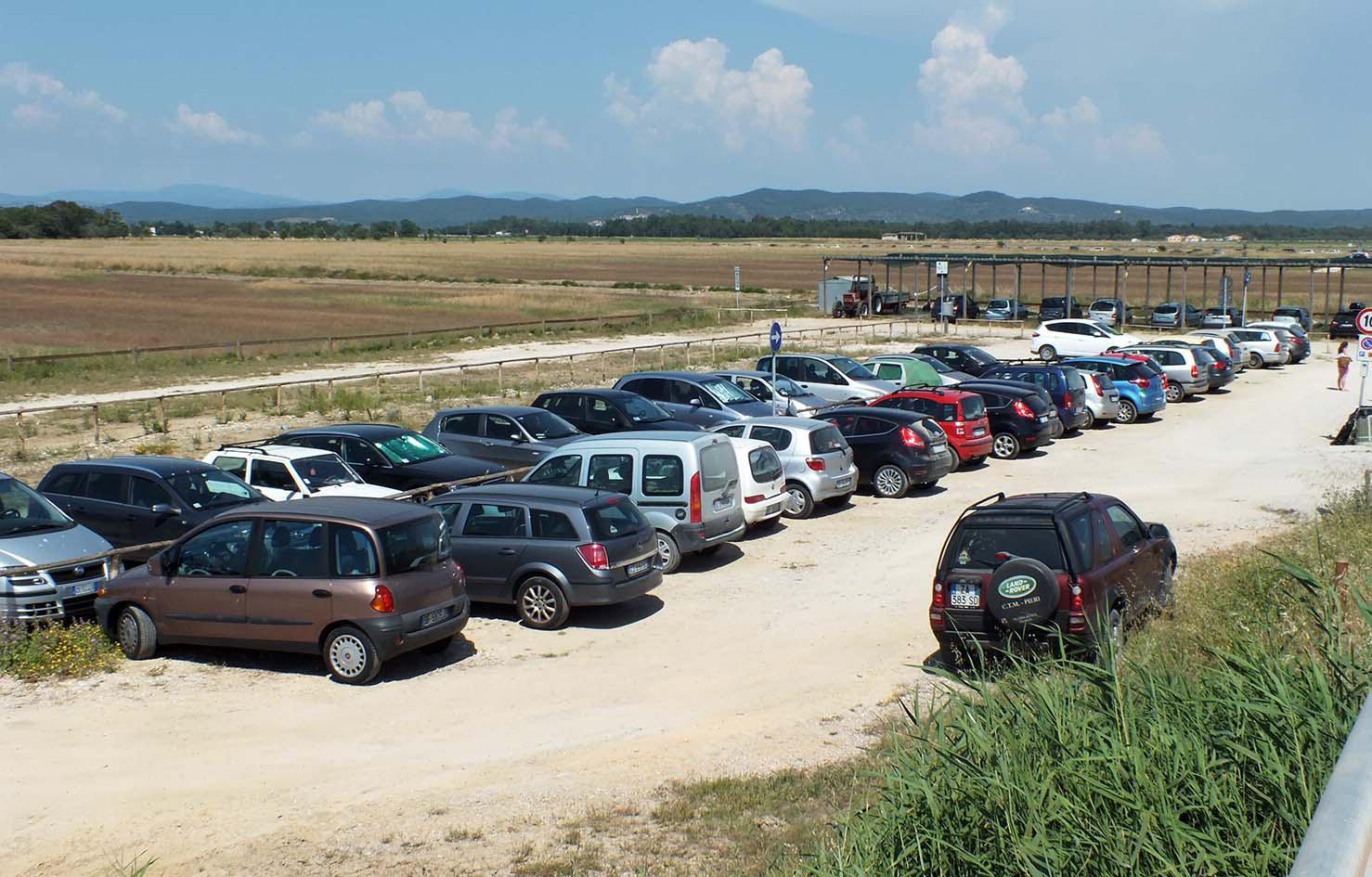 Un parcheggio in Costa est (foto Paolo Barlettani)