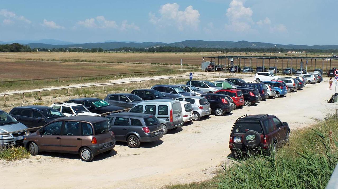 Un parcheggio in Costa est (foto Paolo Barlettani)