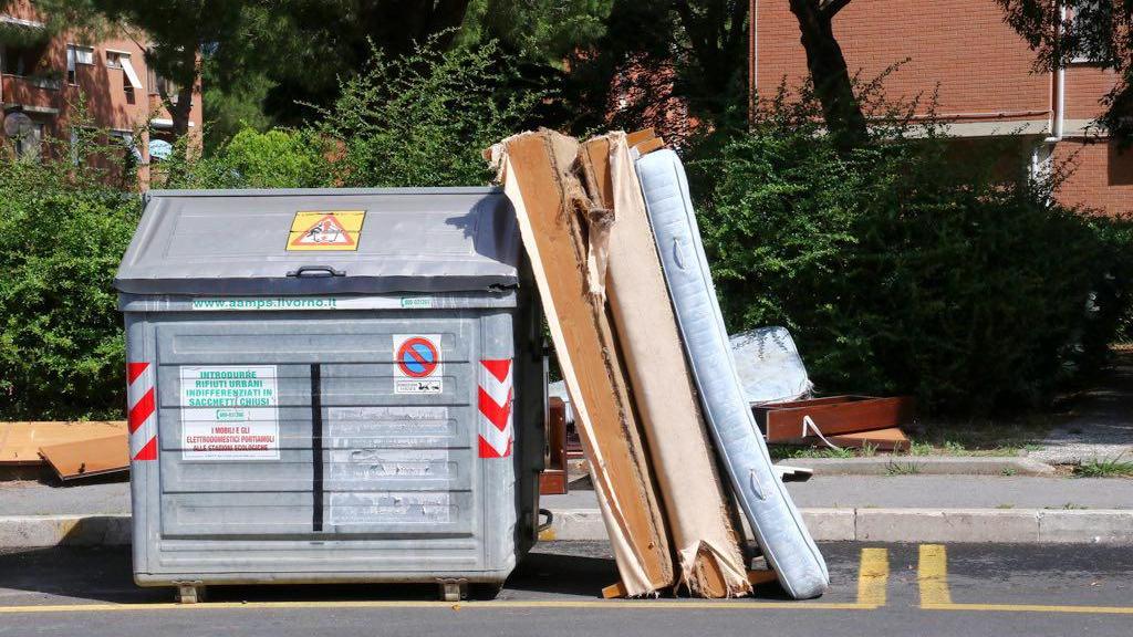 "Pizzicato" a scaricare rifiuti ai cassonetti