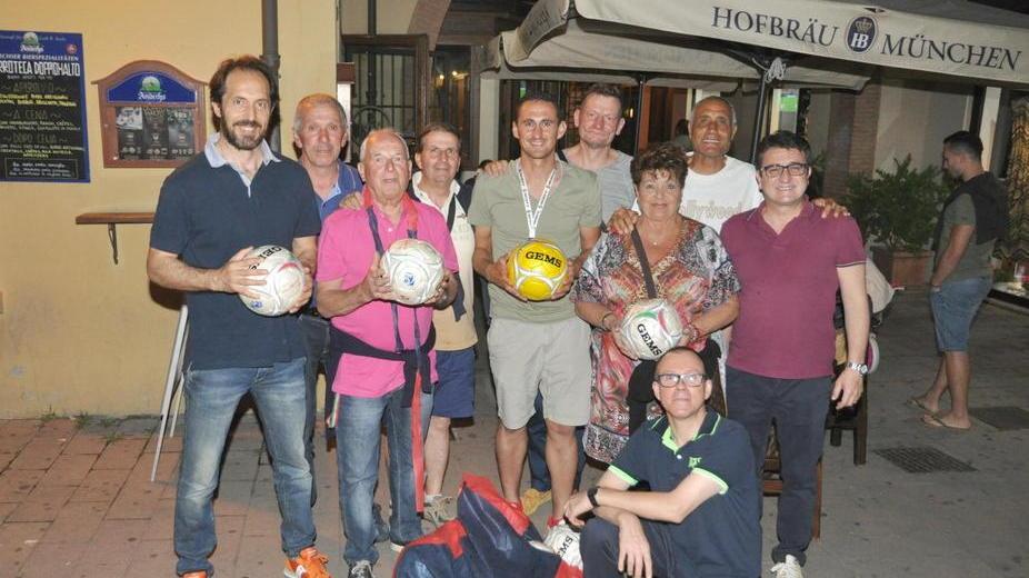 La squadra con i sostenitorie a fianco alcuni giocatori alla cena di fine anno