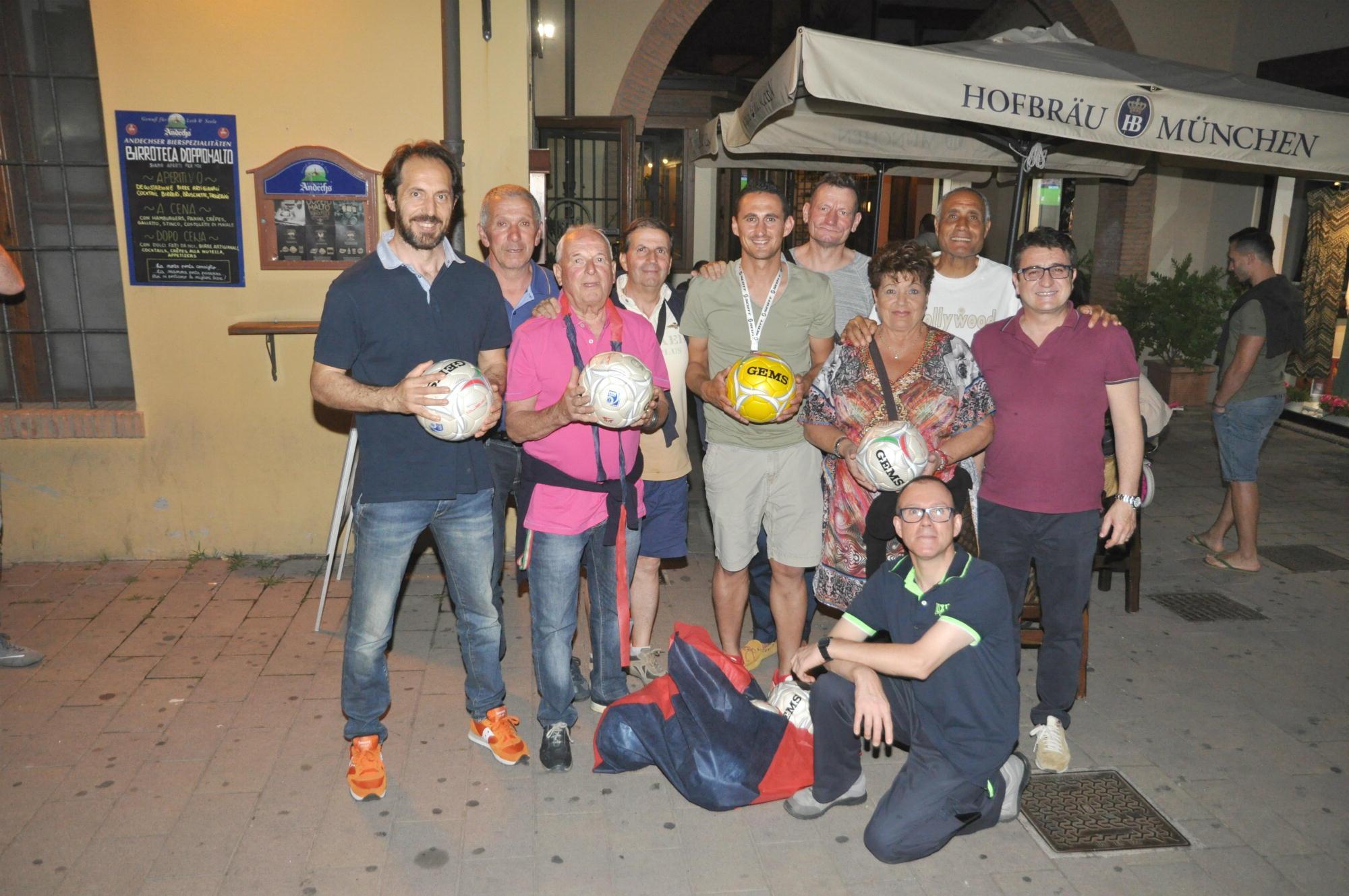 La squadra del Cecina calcio con alcuni sostenitori