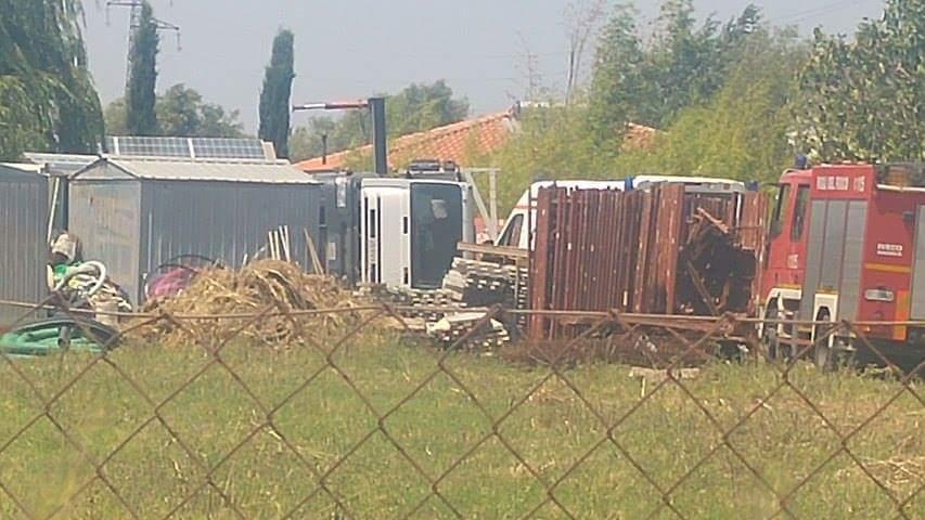 Vigili del fuoco al lavoro dentro l'agriturismo
