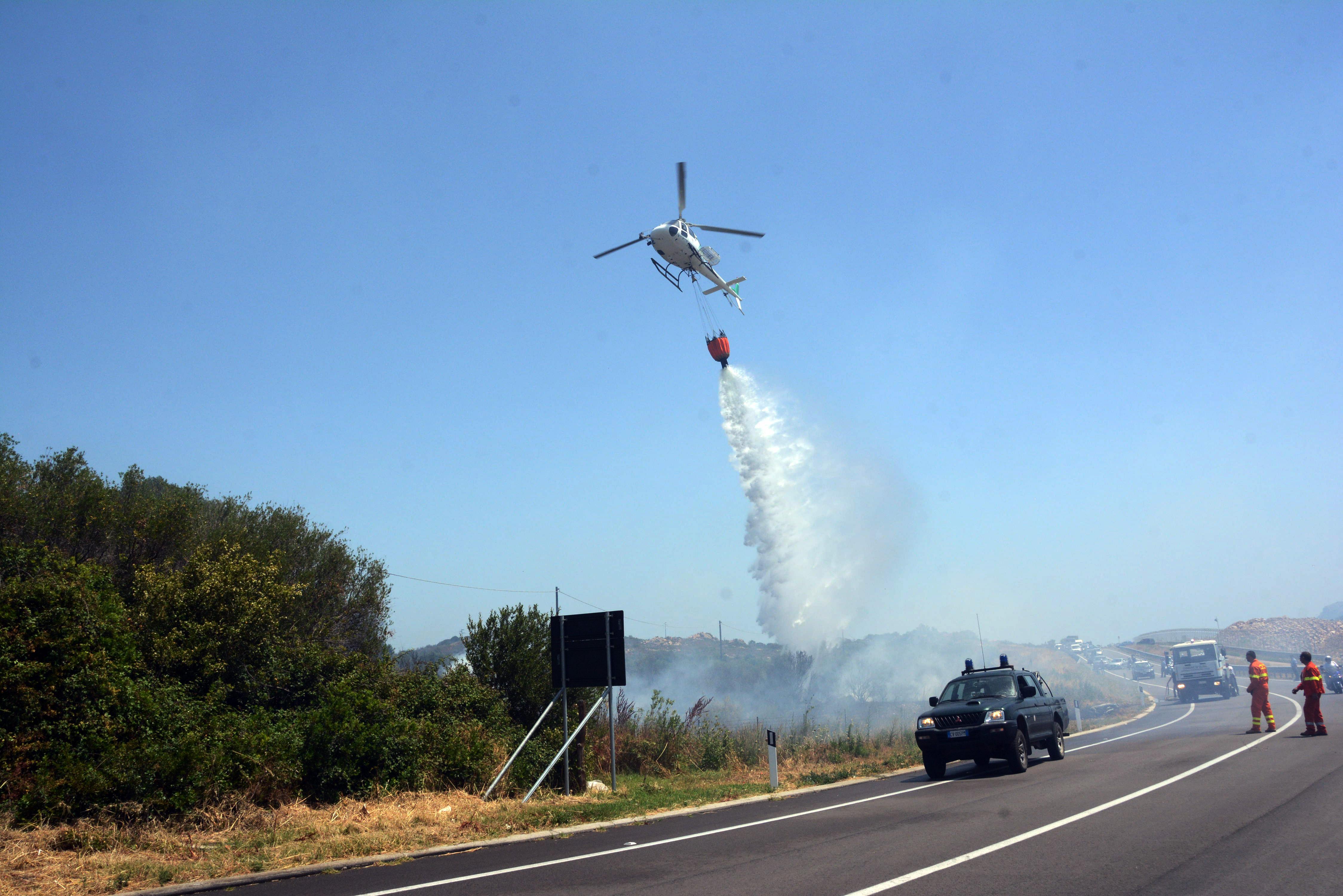 Paura per un incendio a Sa Marinedda vicino a un distributore di benzina e all'aeroporto