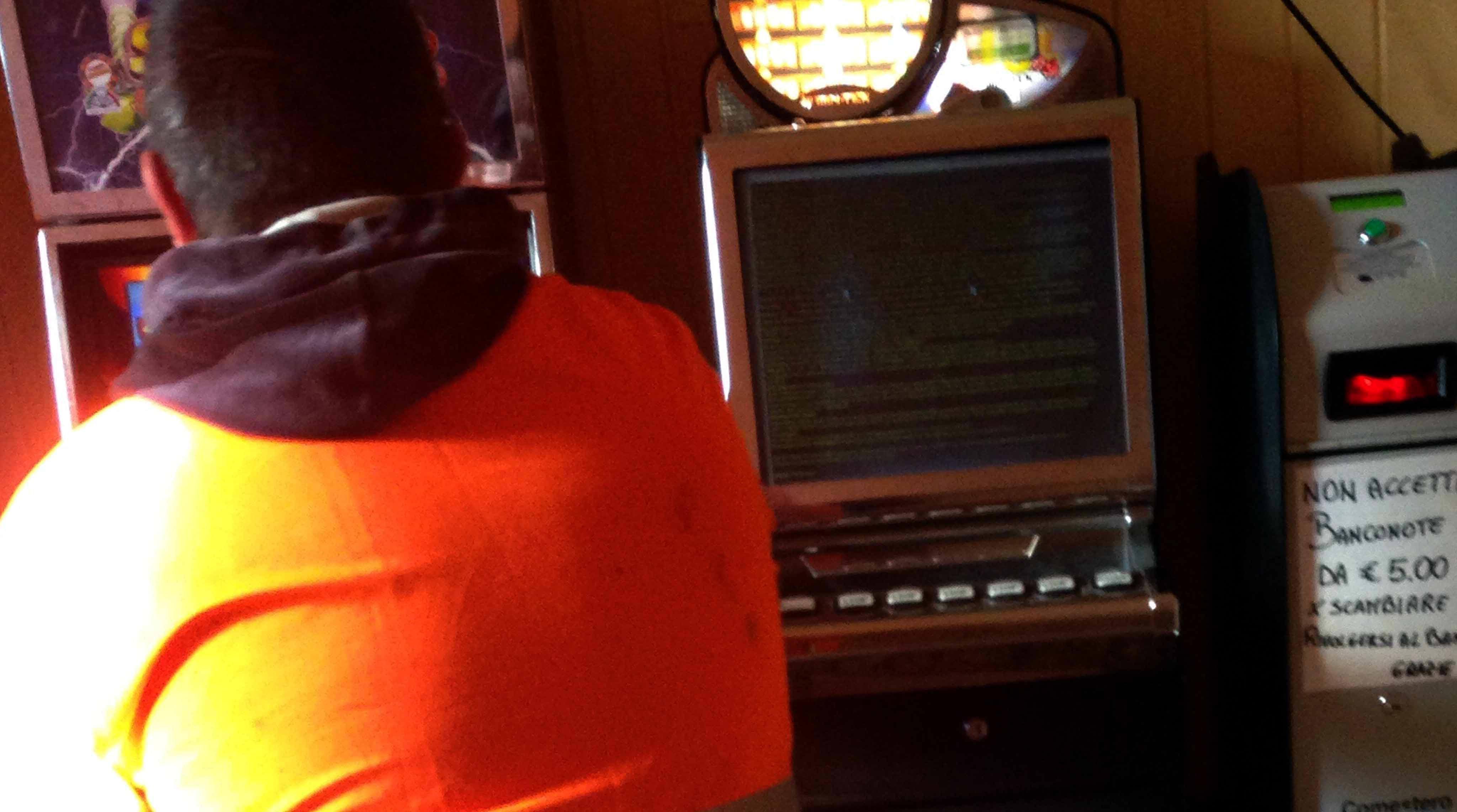 In cerca di soldi per il gioco aggredisce i propri nonni 