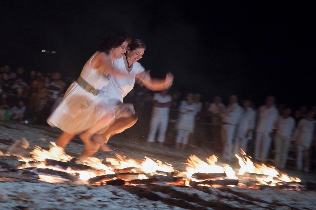 Il tradizionale salto dei Focs di Sant Joan