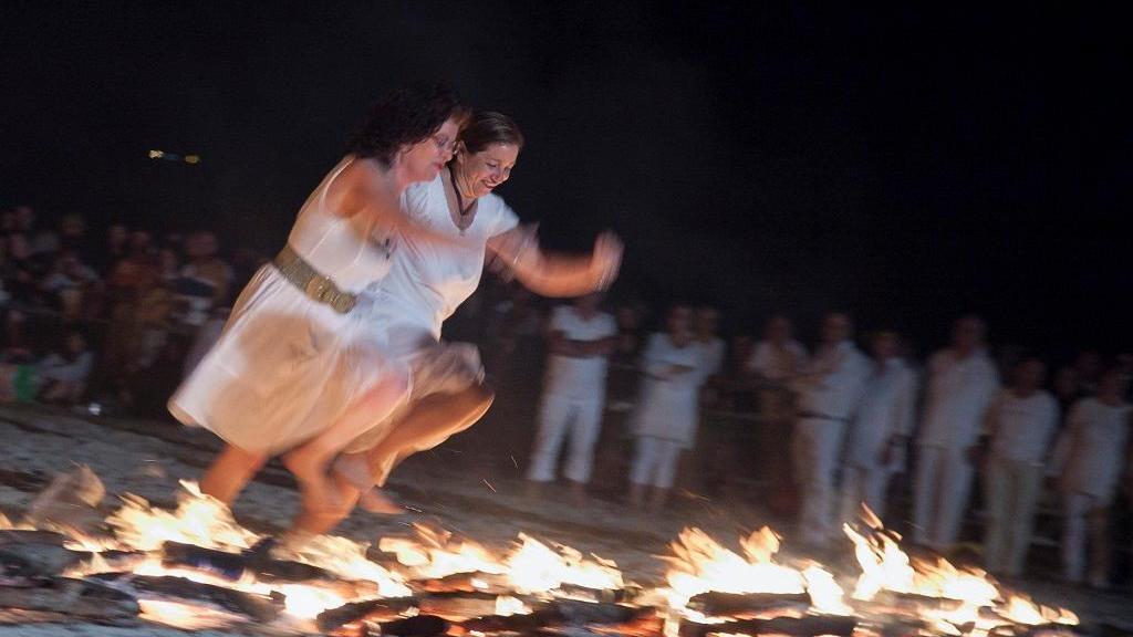Il tradizionale salto dei Focs di Sant Joan