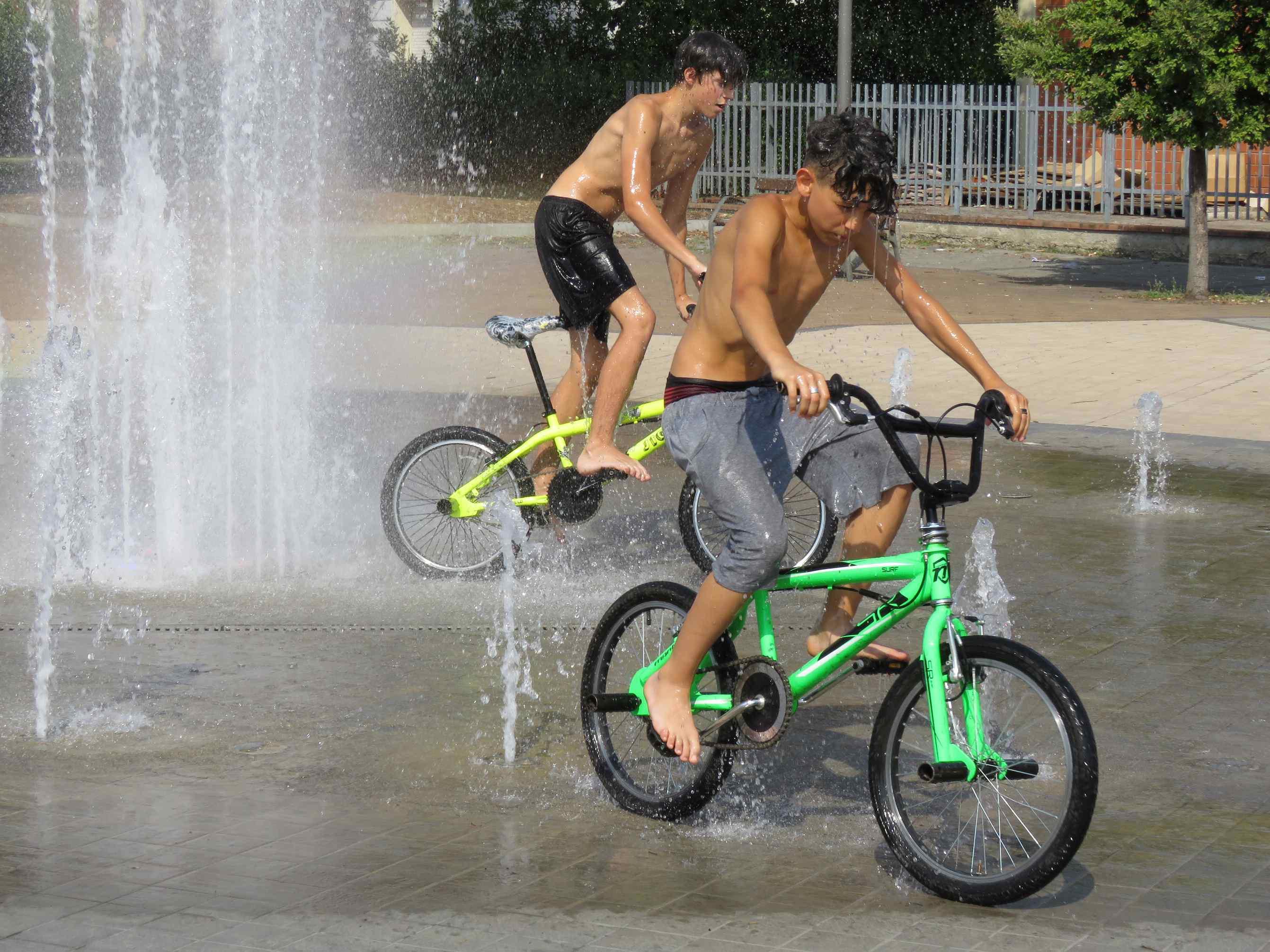 Ragazzi si rinfrescano nella fontana di Tobbiana nella calda estate 2015 (foto d'archivio)
