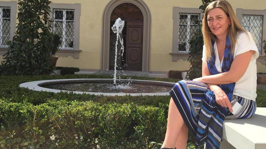 Cecilia Hewlett, direttrice della Monash, nel giardino restaurato