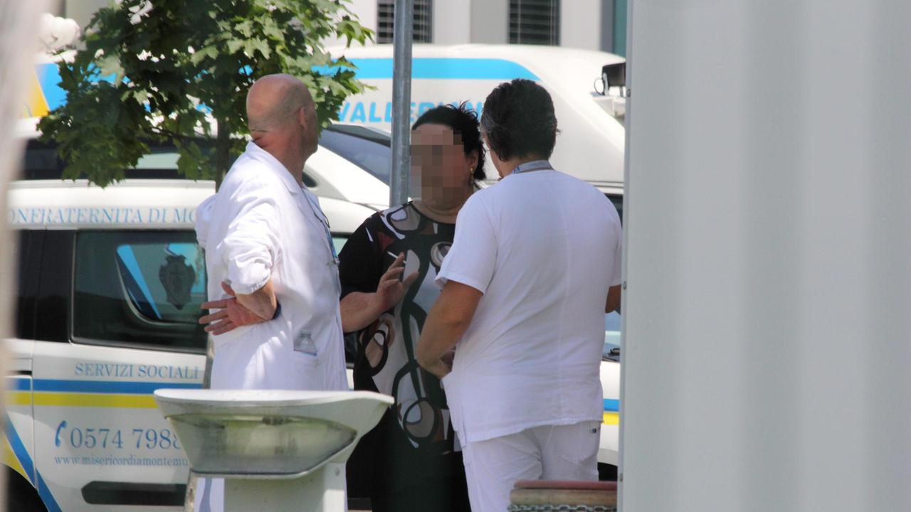 Un vizio che costa 55 euro di multa fumare nelle aree proibite fuori dall'ospedale (foto Batavia)