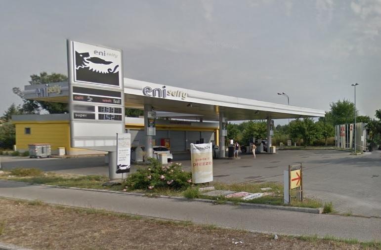 Il distributore Eni di via Paronese, nel Macrolotto