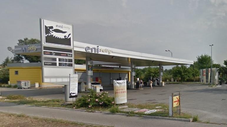 Il distributore Eni di via Paronese, nel Macrolotto