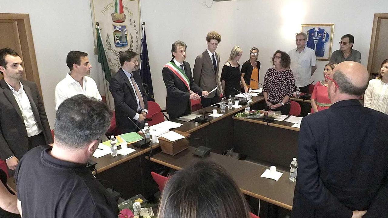 La giunta di Vecchiano al debutto in consiglio comunale (foto Fabio Muzzi)