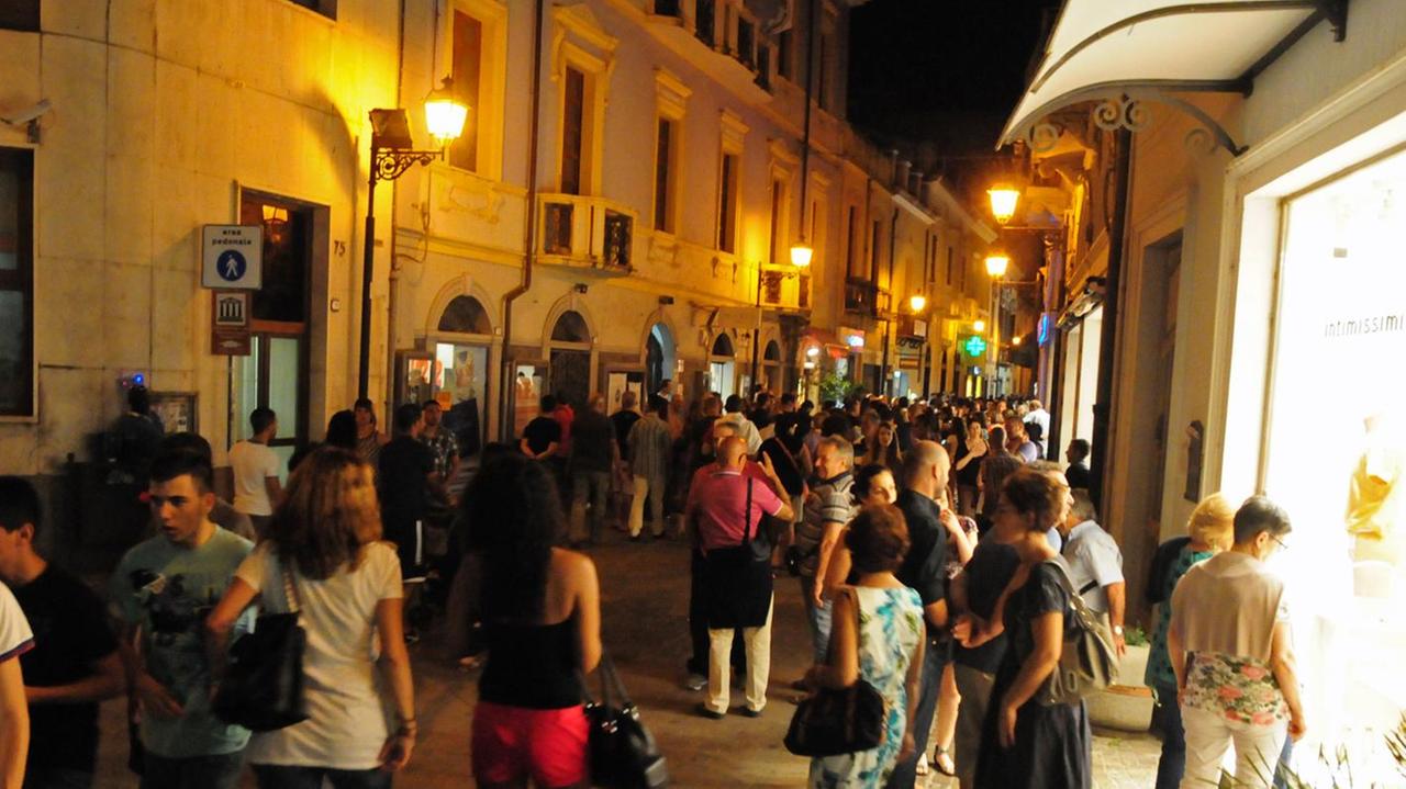 Negozi aperti di notte e tanta gente per strada