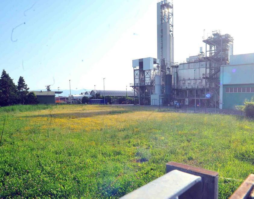 L'area che sarà impermeabilizzata intorno all'inceneritore di Montale (foto Gori)